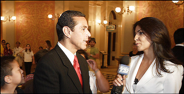Mirthala Salinas interviews Los Angeles Mayor Antonio Villaraigosa in 2006